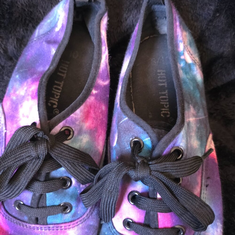 Hot Topic Galaxy Print Sneakers, Women's Size 10 - Picture 2 of 5